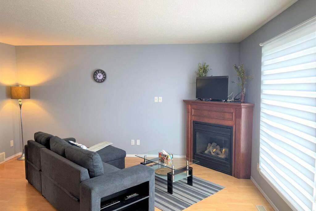Spacious Duplex Camrose Bagian luar foto